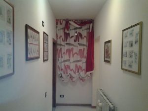 tenda con stoffa moderna e drappo montato su bastone a sofftto