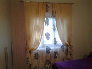 tenda in tessuto a rose con calate in raso giallo RIF: TC383