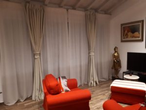 tende classiche con sottotende montate su doppio bastone in area living