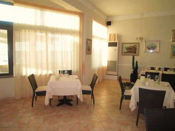 tende doppiate in velo ignifugo su bastoni in ferro battuto