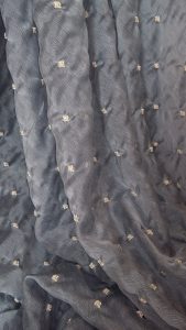 organza azzurro polvere con ricami dorati