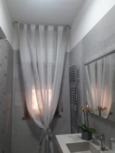 tenda arricciata su bastone in acciaio per bagno RIF: TC404