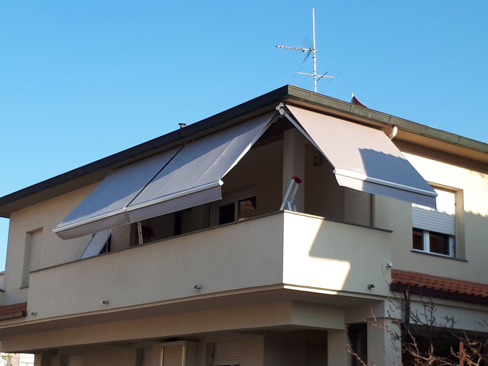 3 tende a bracci gani per schermatura terrazzo