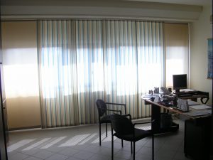 tende per ufficio a pannelli in tessuto ignifugo a righe verticali RIF: TC448