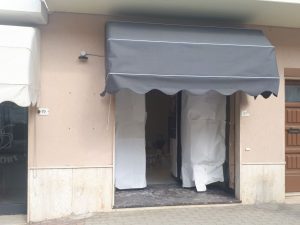 cappottina grigia tinta unita per negozio parrucchiera RIF: TS22