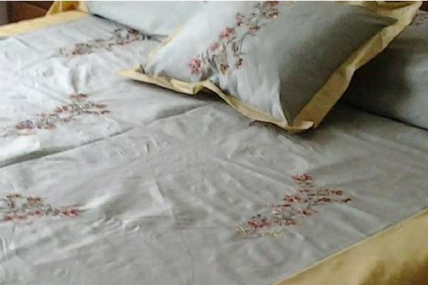 copriletto in seta inglese ricamata e raso con cuscini sfoderabili realizzati da Gani in toscana