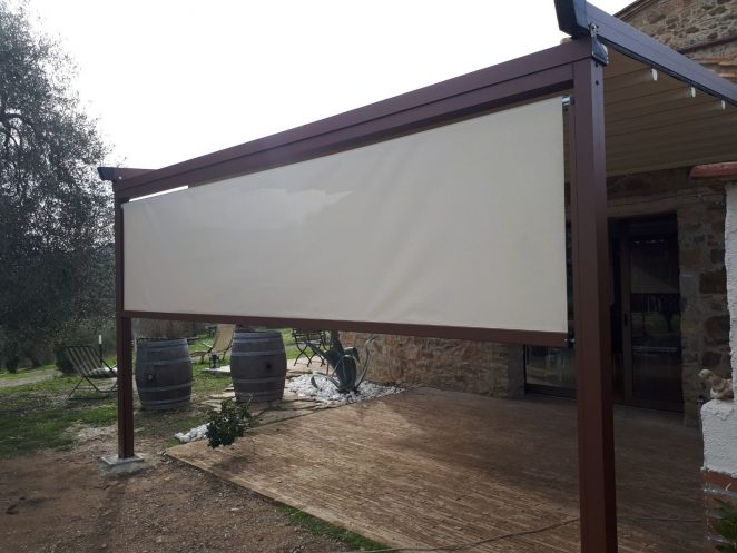 pergola color ruggine con scorrevole ombreggiante microforato