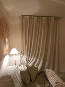 rivestimento cuscini e divano coordinati con tende RIF: CA72