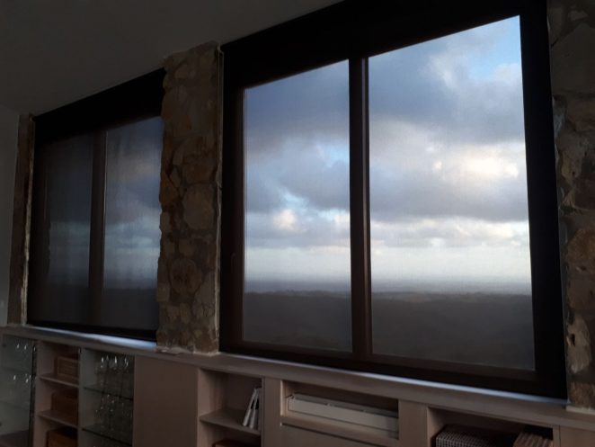 tende microforate ombreggianti a rullo per azienda toscana realizzate e montate da gani