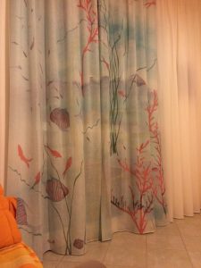 dettaglio di tenda con fantasia marina di pesci e coralli ideale per case al mare