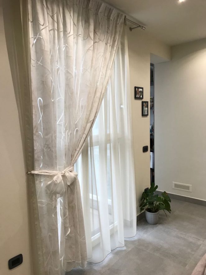 tenda in viscosa stampata doppiata con velo e montata su bastone in acciaio