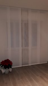 tende a pannelli bianche e con motivo gemetrico tono su tono