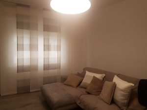 tende a pannelli con fantasia a righe per sala