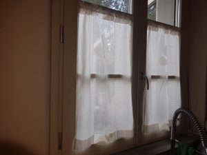 tende a vetro shabby chic con fantasia floreale tono su tono per cucina