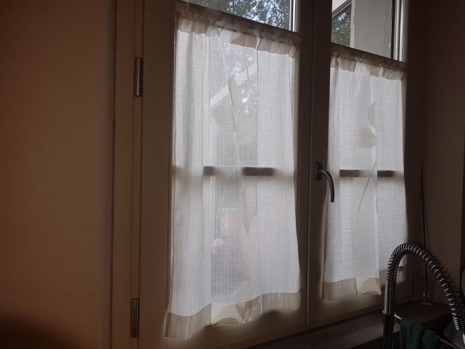 tende a vetro shabby chic con fantasia floreale tono su tono per cucina