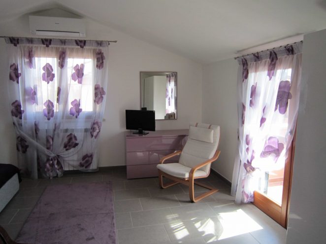 tende arricciate con fantasia floreale su bastone