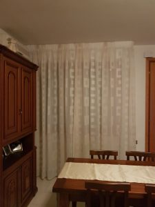 tende arricciate divise in 2 su binario con angolo