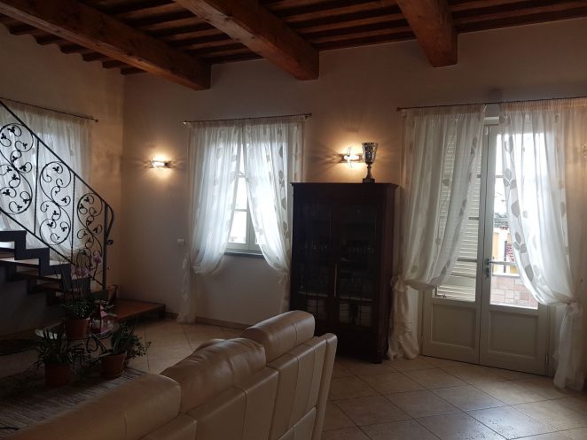 tende arricciate su bastone con fantasie floreali