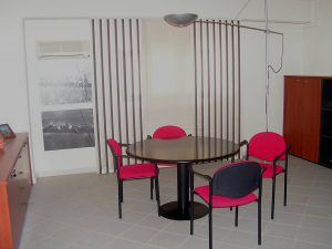 tende per ufficio a pannelli di grandi dimensioni in tessuto ignifugo