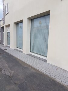 tende verticali in tessuto filtrante ignifugo per negozio abbigliamento