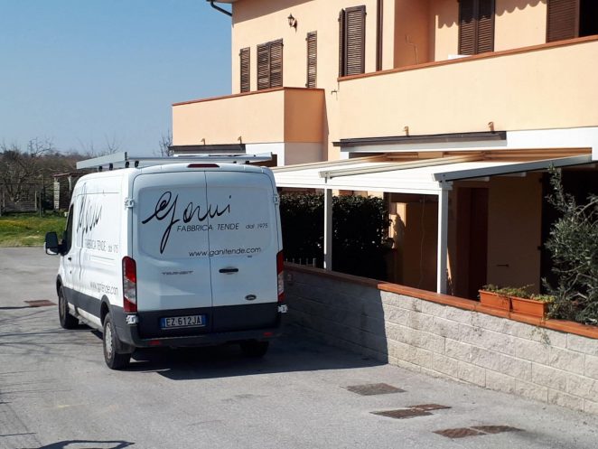 pergola addossata e motorizzata di gani per cortile esterno di bifamiliare min