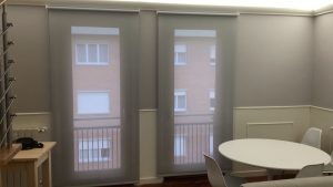 rulli in tessuto filtrante in sala di appartamento ristrutturato RIF: TC449