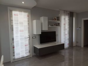 tende a pannelli e tenda a pacchetto a vetro per restyling del soggiorno RIF: TC453