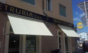 tende con braccetti bianche per agenzia immobiliare RIF: TS124