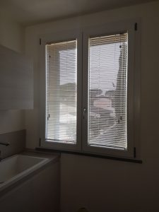 tende veneziane guidate per finestra cucina RIF: TC457