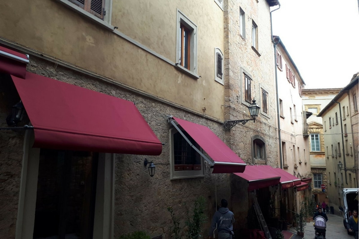tende a bracci per ristorante in toscana