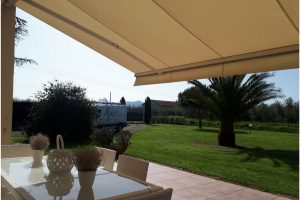 tenda a bracci per giardino di villa