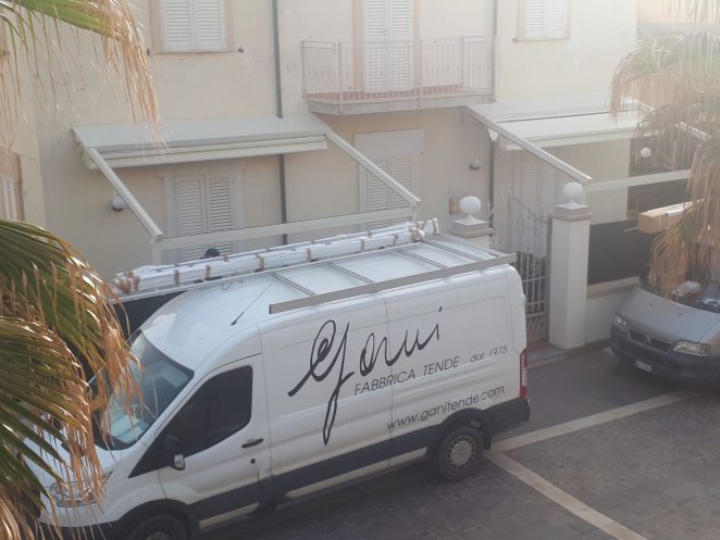 2 pergole addossate gani per cortile di palazzina in toscana