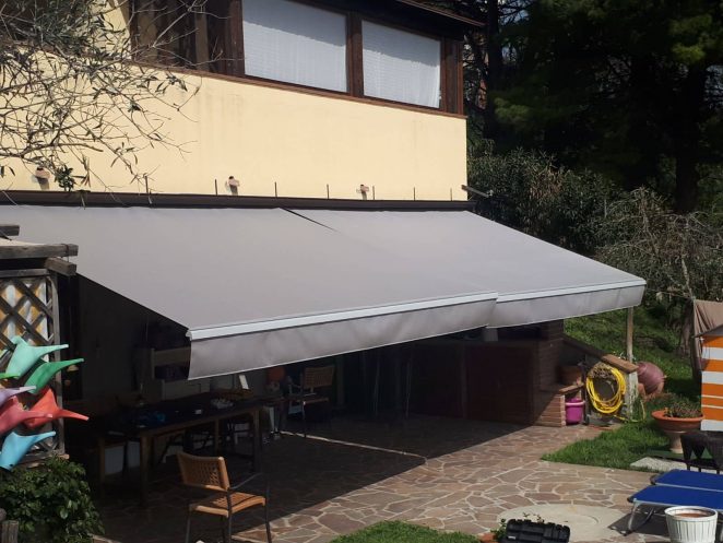 2 tende a bracci grigie per cortile interno villetta in toscana