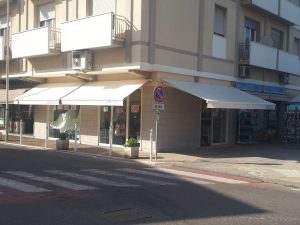 tre tende a bracci a tinta unita per negozio RIF: TS267