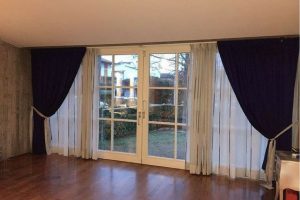 doppia tenda con calate in raso blu