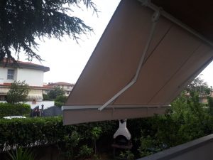 tenda a bracci a tinta unita chiara per terrazzo RIF: TS24