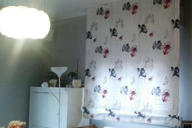 tenda a pacchetto liscio con fiori rossi e grigi