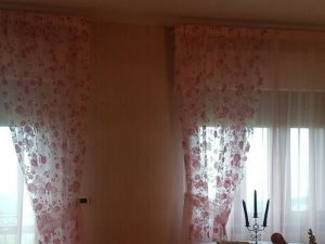 tende arricciate su bastone per salone
