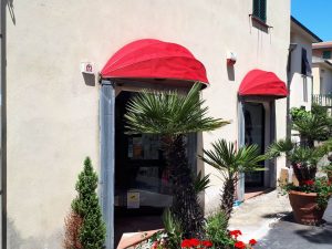 coppia di cappottine rosse per vetrine di negozio RIF: TS311