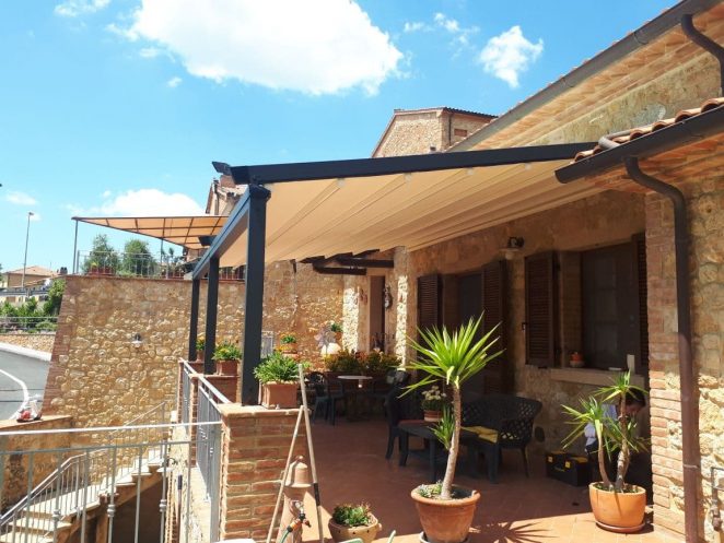 pergola addossata color antracite per terrazzo villa