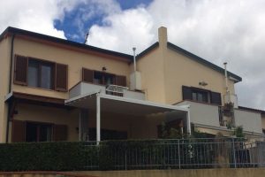 pergola addossata in alluminio per copertura giardino RIF: SE117