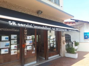 tenda a bracci a tinta unita con mantovana stampata per agenzia immobiliare RIF: TS304