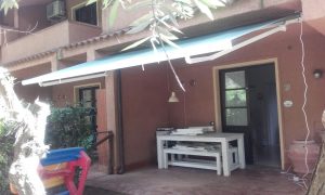 tenda a bracci su misura per cortile di villetta RIF: TS294