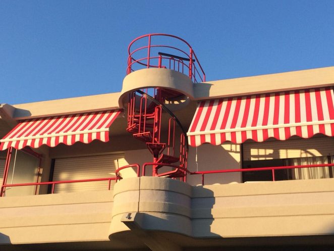 tende da sole a bracci estensibili  con telo a righe rosse e mantovana ondulata