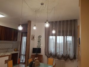 tende a finto pacchetto arricciato color terra riadattate da vecchie tende