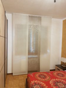 tende a pannelli con dietro tende a pacchetto a vetro oscuranti