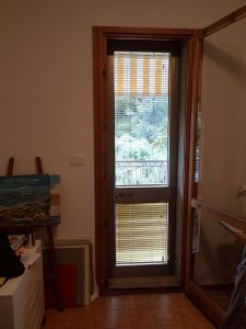 tende alla veneziana installate dentro il riquadro degli infissi RIF: TC470