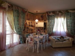 tende classiche in tessuto stampato doppiate con organze in 2 colori e con drappi in 3 colori coordinati