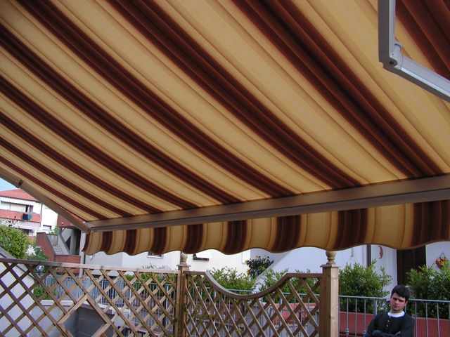 tenda a bracci con fantasia a righe rosse