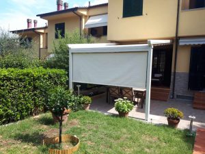 pergola addossata con scorrevole ombreggiante per cortile RIF: SE127